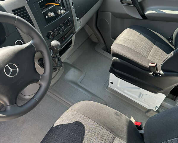 Белый Мерседес Sprinter, объемом двигателя 2.2 л и пробегом 380 тыс. км за 24552 $, фото 16 на Automoto.ua