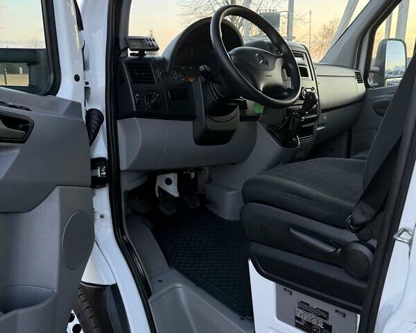 Белый Мерседес Sprinter, объемом двигателя 0 л и пробегом 243 тыс. км за 33999 $, фото 25 на Automoto.ua