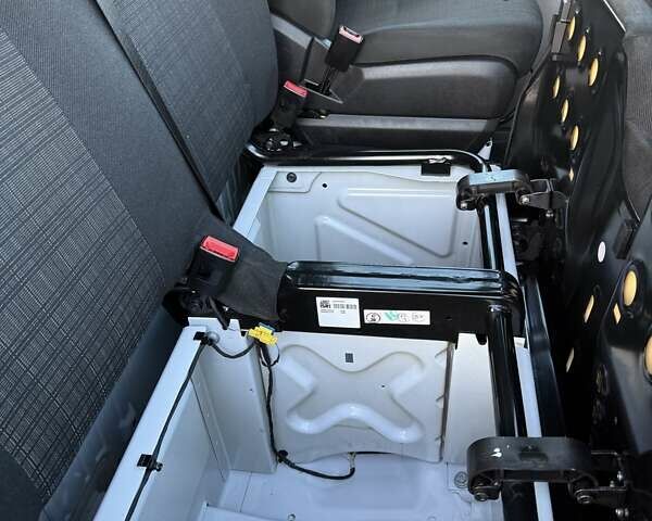 Белый Мерседес Sprinter, объемом двигателя 0 л и пробегом 243 тыс. км за 33999 $, фото 34 на Automoto.ua