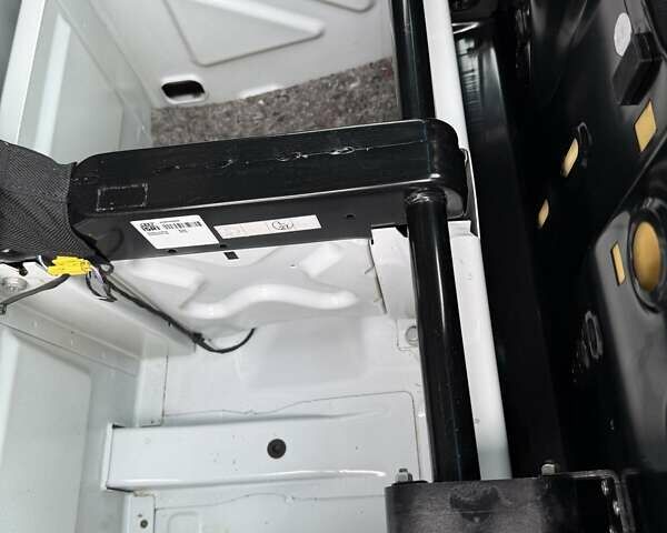 Белый Мерседес Sprinter, объемом двигателя 0 л и пробегом 328 тыс. км за 28650 $, фото 39 на Automoto.ua