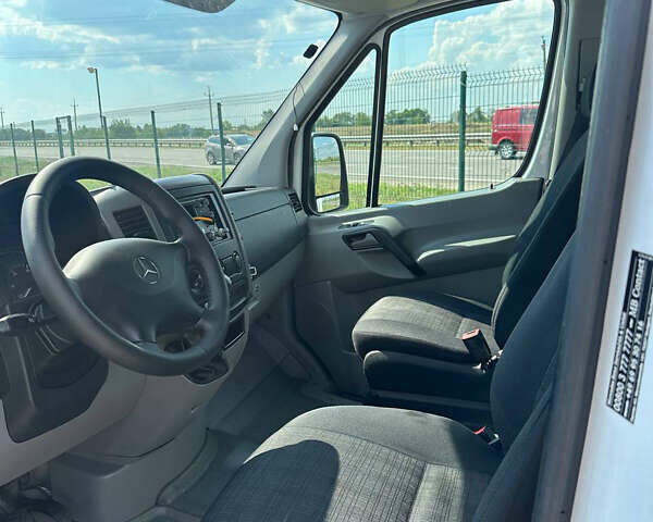 Белый Мерседес Sprinter, объемом двигателя 2.2 л и пробегом 380 тыс. км за 24552 $, фото 15 на Automoto.ua