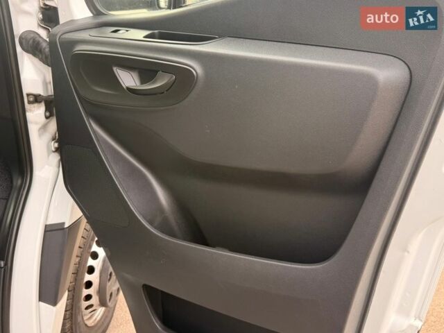 Белый Мерседес Sprinter, объемом двигателя 2.2 л и пробегом 238 тыс. км за 35000 $, фото 36 на Automoto.ua