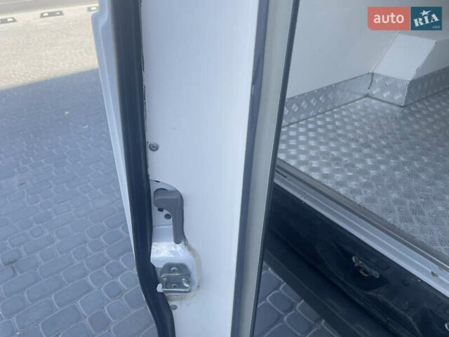 Белый Мерседес Sprinter, объемом двигателя 3 л и пробегом 281 тыс. км за 27900 $, фото 16 на Automoto.ua