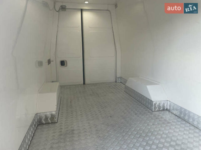 Белый Мерседес Sprinter, объемом двигателя 3 л и пробегом 281 тыс. км за 27900 $, фото 17 на Automoto.ua
