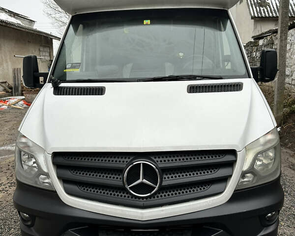Белый Мерседес Sprinter, объемом двигателя 2.2 л и пробегом 214 тыс. км за 21900 $, фото 2 на Automoto.ua