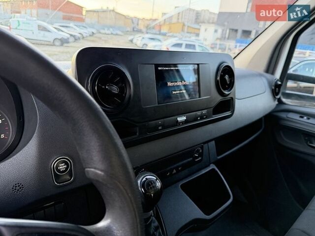 Белый Мерседес Sprinter, объемом двигателя 2.2 л и пробегом 240 тыс. км за 24600 $, фото 3 на Automoto.ua