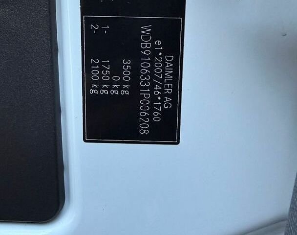 Белый Мерседес Sprinter, объемом двигателя 2.2 л и пробегом 263 тыс. км за 25000 $, фото 3 на Automoto.ua