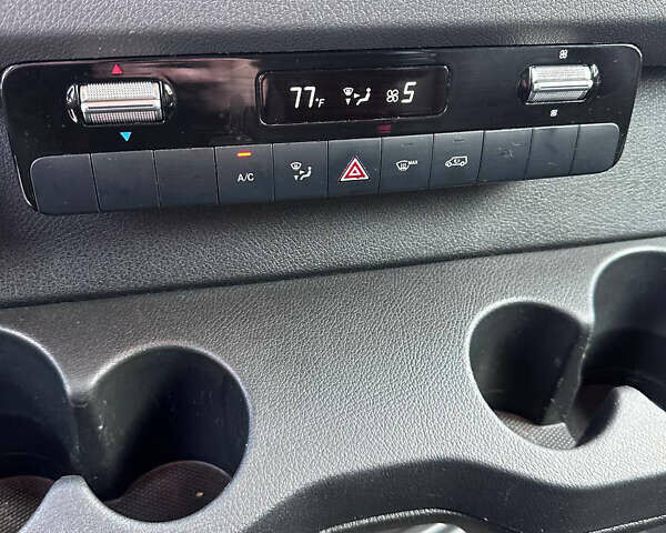 Белый Мерседес Sprinter, объемом двигателя 2.99 л и пробегом 377 тыс. км за 40000 $, фото 19 на Automoto.ua