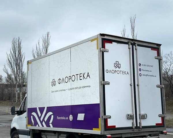 Белый Мерседес Sprinter, объемом двигателя 2.99 л и пробегом 472 тыс. км за 34000 $, фото 3 на Automoto.ua