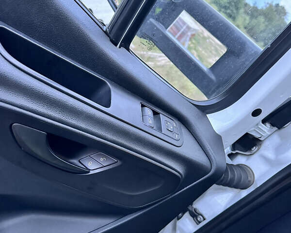 Белый Мерседес Sprinter, объемом двигателя 3 л и пробегом 591 тыс. км за 29000 $, фото 13 на Automoto.ua