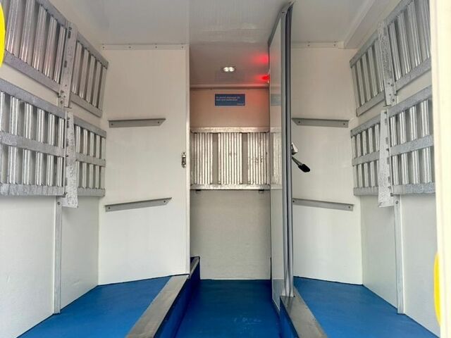 Белый Мерседес Sprinter, объемом двигателя 2.1 л и пробегом 356 тыс. км за 26500 $, фото 5 на Automoto.ua