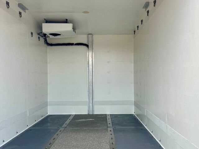 Белый Мерседес Sprinter, объемом двигателя 2 л и пробегом 215 тыс. км за 27300 $, фото 6 на Automoto.ua