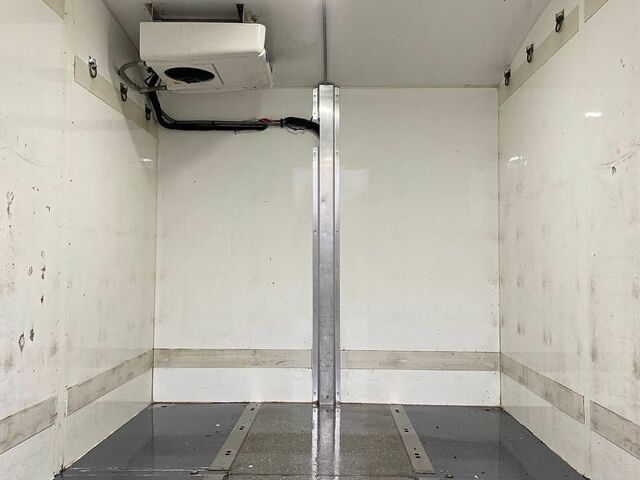 Белый Мерседес Sprinter, объемом двигателя 2.1 л и пробегом 270 тыс. км за 22100 $, фото 9 на Automoto.ua