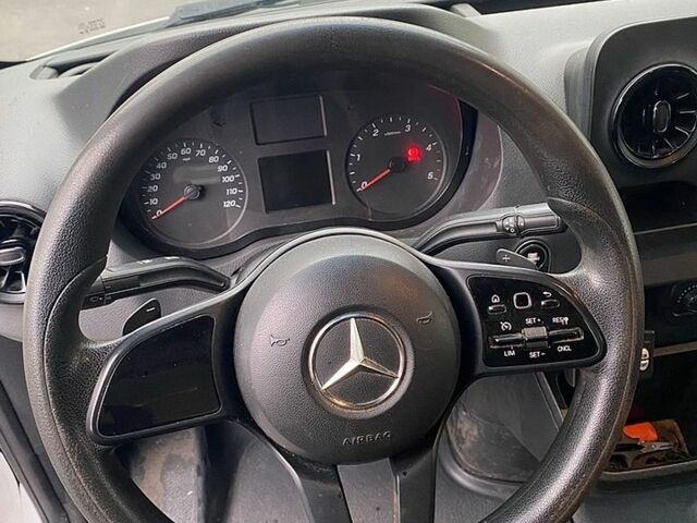Белый Мерседес Sprinter, объемом двигателя 2.1 л и пробегом 290 тыс. км за 22900 $, фото 9 на Automoto.ua