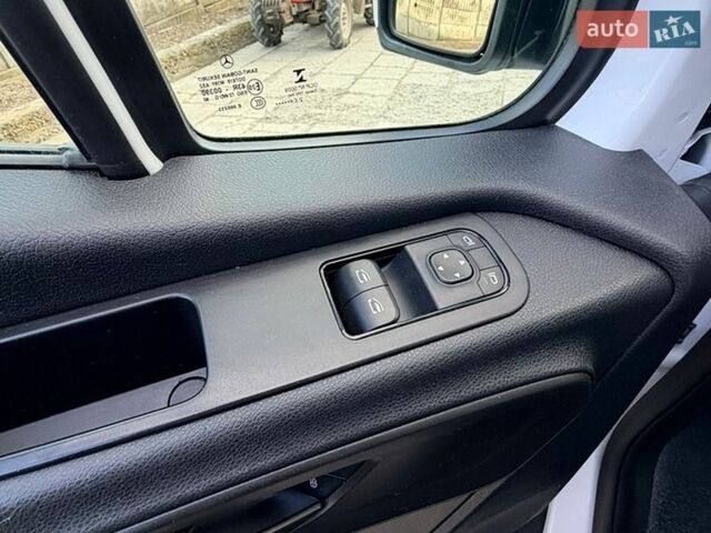 Белый Мерседес Sprinter, объемом двигателя 2.2 л и пробегом 299 тыс. км за 31809 $, фото 17 на Automoto.ua