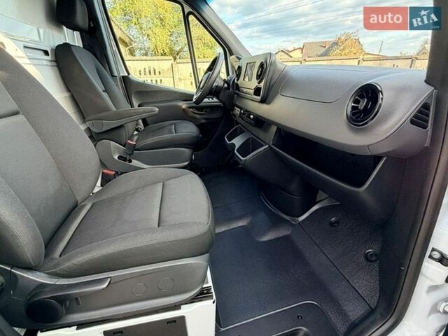 Белый Мерседес Sprinter, объемом двигателя 2.2 л и пробегом 299 тыс. км за 31809 $, фото 13 на Automoto.ua