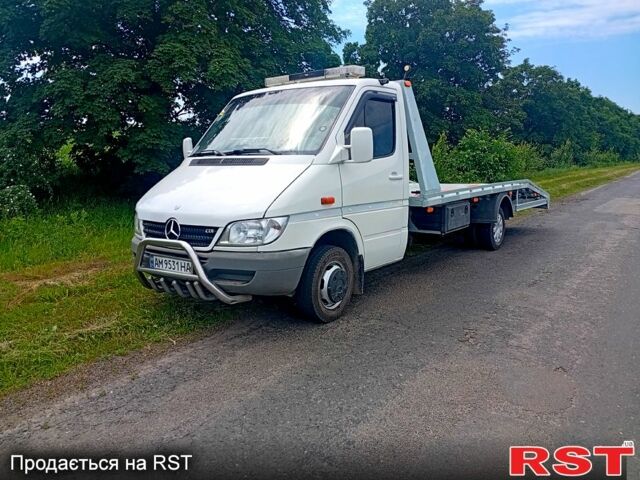Белый Мерседес Sprinter, объемом двигателя 2.2 л и пробегом 300 тыс. км за 12000 $, фото 3 на Automoto.ua
