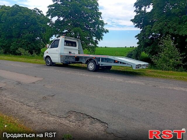 Белый Мерседес Sprinter, объемом двигателя 2.2 л и пробегом 300 тыс. км за 12000 $, фото 2 на Automoto.ua