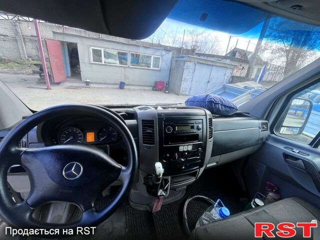Белый Мерседес Sprinter, объемом двигателя 3 л и пробегом 735 тыс. км за 12500 $, фото 6 на Automoto.ua