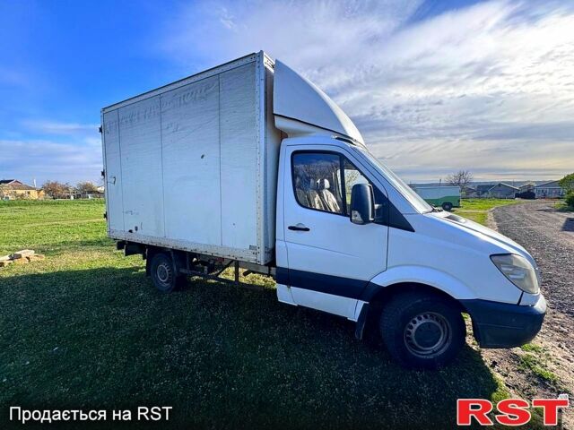Белый Мерседес Sprinter, объемом двигателя 2.1 л и пробегом 920 тыс. км за 11000 $, фото 2 на Automoto.ua