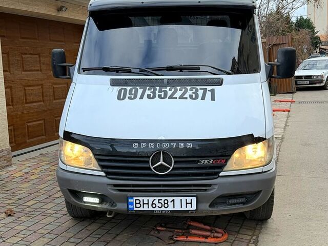 Белый Мерседес Sprinter, объемом двигателя 2.2 л и пробегом 322 тыс. км за 11500 $, фото 3 на Automoto.ua