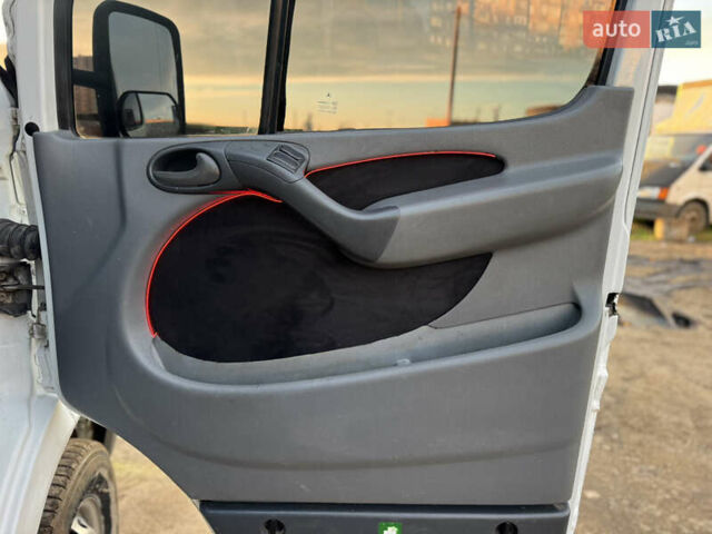 Белый Мерседес Sprinter, объемом двигателя 2.15 л и пробегом 290 тыс. км за 12500 $, фото 14 на Automoto.ua