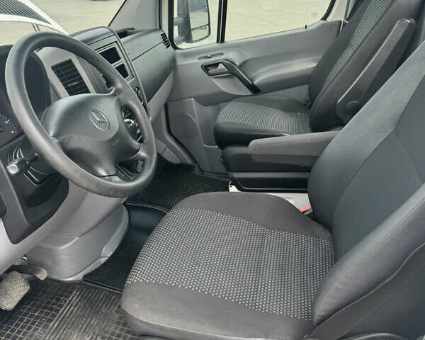 Белый Мерседес Sprinter, объемом двигателя 2.2 л и пробегом 303 тыс. км за 25000 $, фото 5 на Automoto.ua