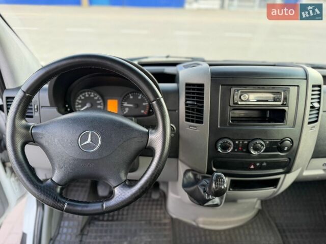 Белый Мерседес Sprinter, объемом двигателя 2.2 л и пробегом 374 тыс. км за 26000 $, фото 46 на Automoto.ua