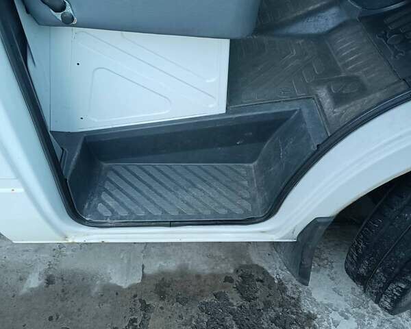 Белый Мерседес Sprinter, объемом двигателя 2.69 л и пробегом 238 тыс. км за 12999 $, фото 11 на Automoto.ua