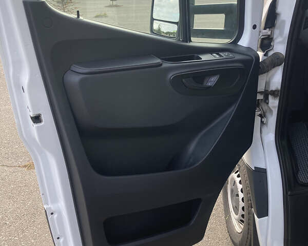 Белый Мерседес Sprinter, объемом двигателя 2.14 л и пробегом 385 тыс. км за 27000 $, фото 9 на Automoto.ua