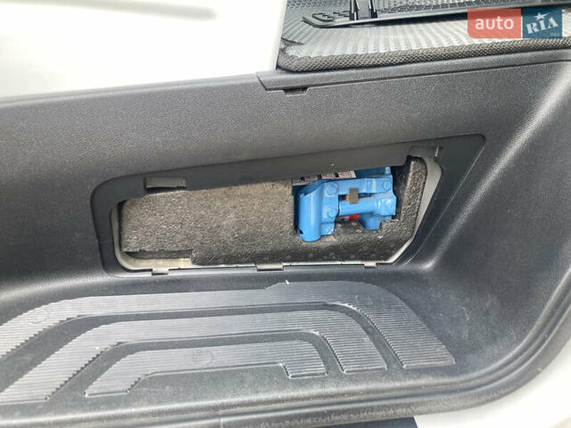 Белый Мерседес Sprinter, объемом двигателя 2.14 л и пробегом 385 тыс. км за 27000 $, фото 21 на Automoto.ua