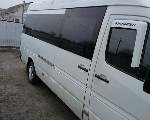Белый Мерседес Sprinter, объемом двигателя 2.15 л и пробегом 477 тыс. км за 10000 $, фото 6 на Automoto.ua