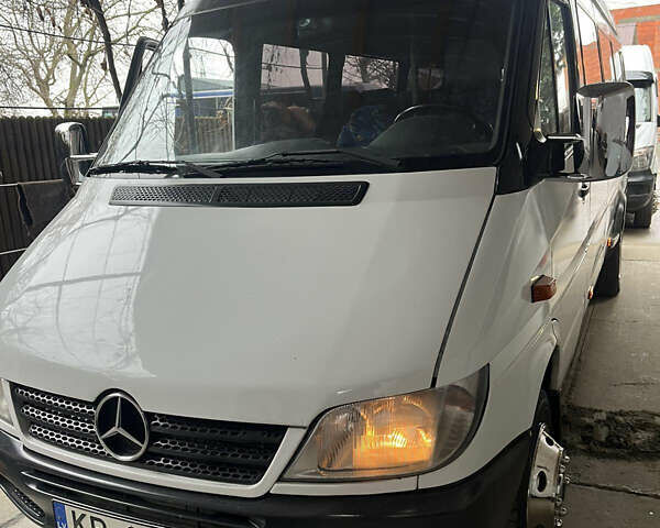 Белый Мерседес Sprinter, объемом двигателя 2.2 л и пробегом 500 тыс. км за 10000 $, фото 1 на Automoto.ua