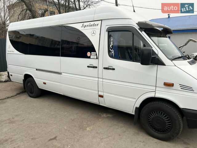 Белый Мерседес Sprinter, объемом двигателя 2.2 л и пробегом 500 тыс. км за 12000 $, фото 3 на Automoto.ua