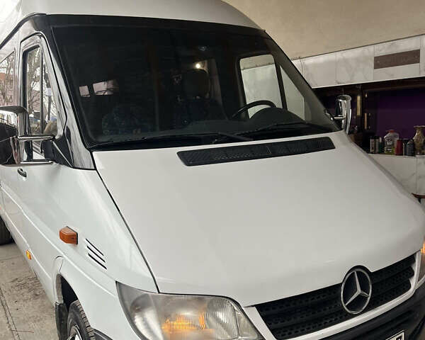 Белый Мерседес Sprinter, объемом двигателя 2.2 л и пробегом 500 тыс. км за 10000 $, фото 3 на Automoto.ua