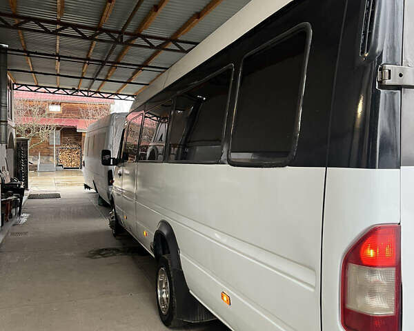 Белый Мерседес Sprinter, объемом двигателя 2.2 л и пробегом 500 тыс. км за 10000 $, фото 4 на Automoto.ua
