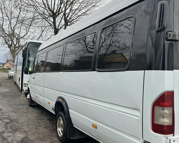 Белый Мерседес Sprinter, объемом двигателя 2.2 л и пробегом 500 тыс. км за 10000 $, фото 2 на Automoto.ua