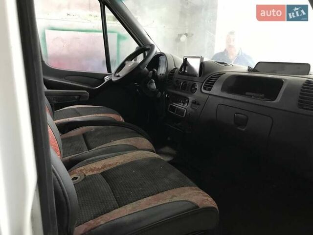Белый Мерседес Sprinter, объемом двигателя 2.69 л и пробегом 560 тыс. км за 9500 $, фото 4 на Automoto.ua