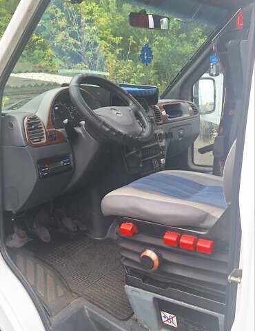 Белый Мерседес Sprinter, объемом двигателя 2.69 л и пробегом 300 тыс. км за 24450 $, фото 4 на Automoto.ua