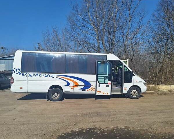 Белый Мерседес Sprinter, объемом двигателя 2.69 л и пробегом 300 тыс. км за 24450 $, фото 1 на Automoto.ua