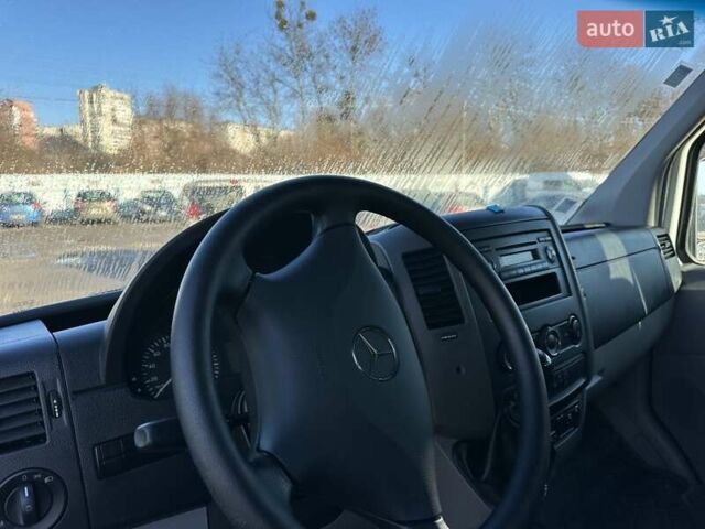 Белый Мерседес Sprinter, объемом двигателя 3 л и пробегом 290 тыс. км за 31000 $, фото 4 на Automoto.ua