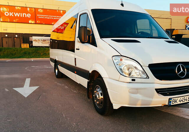 Белый Мерседес Sprinter, объемом двигателя 2.14 л и пробегом 700 тыс. км за 50000 $, фото 2 на Automoto.ua