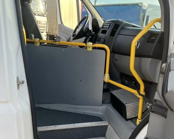 Белый Мерседес Sprinter, объемом двигателя 2.1 л и пробегом 368 тыс. км за 27700 $, фото 8 на Automoto.ua