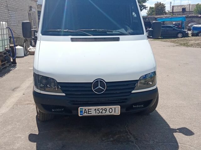Белый Мерседес Sprinter, объемом двигателя 2.7 л и пробегом 450 тыс. км за 8989 $, фото 2 на Automoto.ua