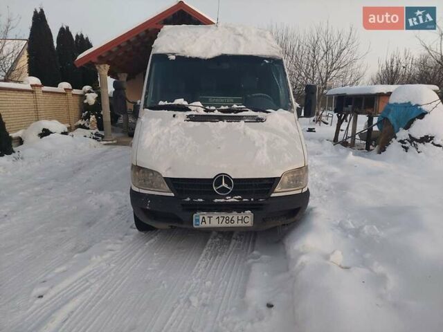Белый Мерседес Sprinter, объемом двигателя 2.69 л и пробегом 300 тыс. км за 7300 $, фото 3 на Automoto.ua