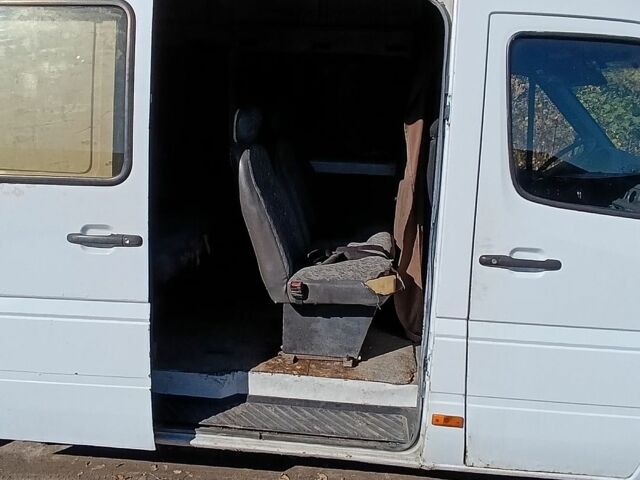 Белый Мерседес Sprinter, объемом двигателя 2.2 л и пробегом 570 тыс. км за 7700 $, фото 18 на Automoto.ua