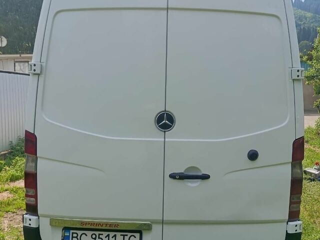 Белый Мерседес Sprinter, объемом двигателя 2.99 л и пробегом 330 тыс. км за 15000 $, фото 4 на Automoto.ua