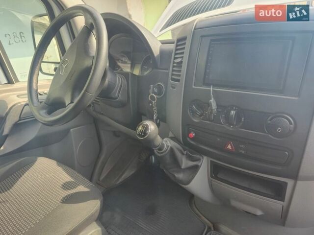 Белый Мерседес Sprinter, объемом двигателя 2.15 л и пробегом 205 тыс. км за 11000 $, фото 3 на Automoto.ua