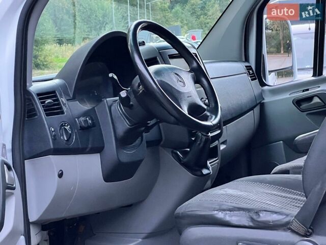 Белый Мерседес Sprinter, объемом двигателя 2.15 л и пробегом 600 тыс. км за 12450 $, фото 53 на Automoto.ua