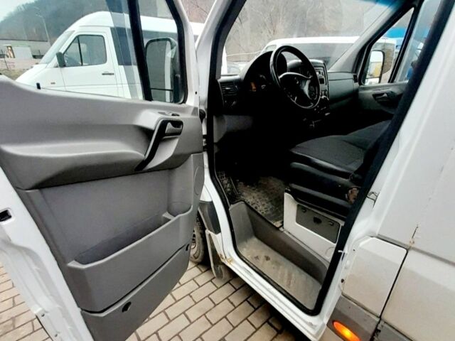 Белый Мерседес Sprinter, объемом двигателя 3 л и пробегом 329 тыс. км за 9999 $, фото 4 на Automoto.ua